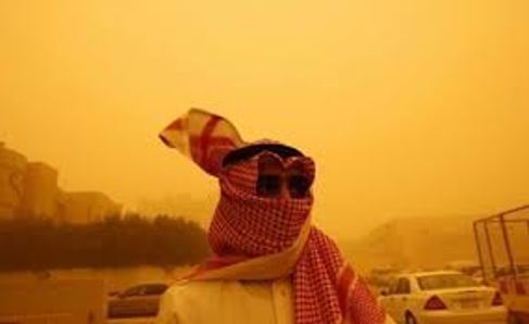 모래폭풍속에 사우디인. 사진=구글