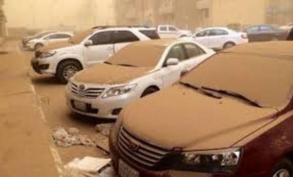 모래폭풍이 지나간 후 주차장에 있는 자동차들. 사진=구글