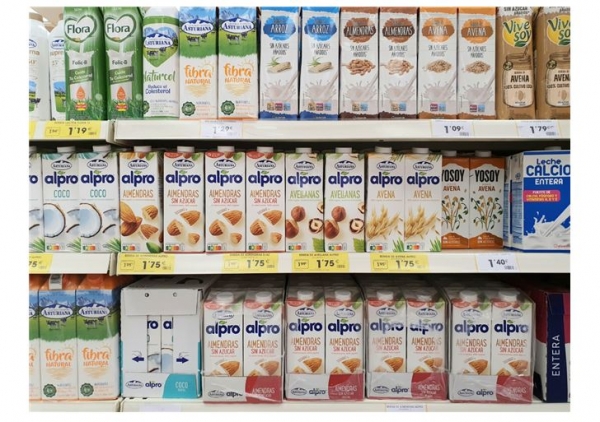 마트에서 판매되고 있는 우유 대체 식품. 스페인은 전통적으로 목축업이 발달한 국가로, 워낙 유제품의 종류가 다양하다. 최근에는 비건을 위한 대체 음료 역시 많이 판매되고 있다. 사진=최지윤 통신원