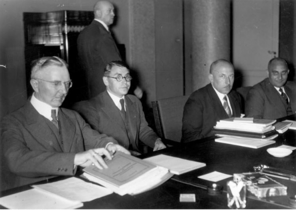 1934년 제국중앙은행 회의장면. 맨 왼쪽이 샤흐트 총재다. 출처: https://en.wikipedia.org/wiki/File:BundesarchivBild183-H29131,Reichsbank,SitzungderTransferkommission.jpg