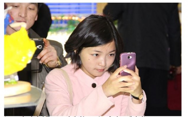북한의 젊은이가 2017년 아리랑폰으로 사진찍는 모습. 출처= 메아리
