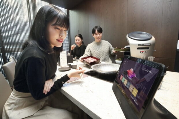 KT는 서울 샤부샤부 레스토랑 '모던 샤부 하우스 광화문 D타워점'에 AI 서빙 로봇을 시범 서비스 중이다. 사진제공=KT