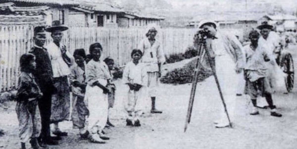 한국 최초의 영화는 1903년 처음 상영됐다. 20세기초 해외 촬영기사가 조선말 거리의 모습을 촬영하고 있다. 사진=위키피디아.