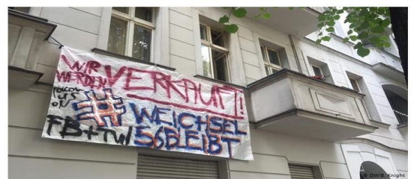 월세 가격이 오르자 살던 집에서 떠나게 된 처지를 항의하는 베를린 세입자들의 모습. 사진=: Deutsche Welle