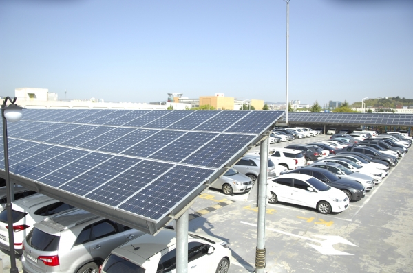 코오롱인더스트리는 구미공장에 태양광 패널을 설치하는 등 전 사업장의 탄소중립에 총력을 기울이고 있다.