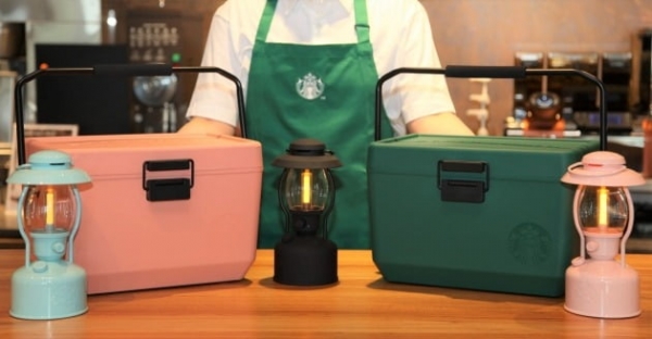 스타벅스에서 올해 여름 내놓은 e프리퀀시 굿즈 중 가장 인기가 많은 쿨러 핑크색(왼쪽)과 사진=스타벅스커피 코리아