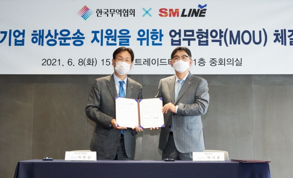 이관섭 무역협회 부회장(왼쪽)과 박기훈 SM상선 대표가 ‘중소기업 해상운송 지원을 위한 업무협약(MOU)’을 체결했다.