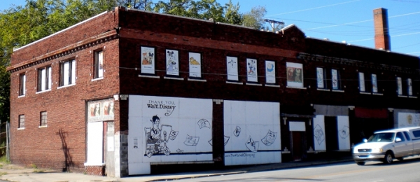 미주리주 캔자스 시티에 있는 Laugh-O-Gram Studio, 디즈니 왕국의 산실이라 할 수 있는 이 건물 벽면에, 월트 디즈니 벽화가 그려져 있다. 사진출처=위키피디아.