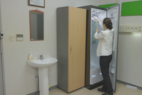 경기도 오산한국병원에 설치된 'LG 트롬 스타일러 블랙에디션2'를 의료진이 사용하는 장면. 사진제공=LG전자