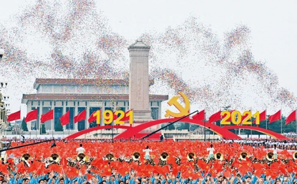 지난 1일 열린 공산당 창당 100주년 기념식에는 10만 개의 좌석이 배치됐고 10만 개의 풍선이 하늘을 날았으며 10만개의 비둘기가 광장을 가로질렀다. 사진=CCTV화면 캡처.