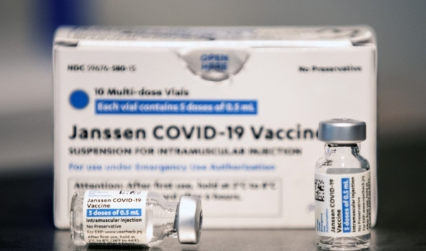 FDA와 미 질병통제예방센터는(CDC)는 12일(현지시간) 미국 내 1280만명의 얀센 백신 접종자 중에서 100건의 갈랑-바레 증후군이 발생했다는 예비 보고가 들어왔다고 발표했다. 사진=EPS/연합