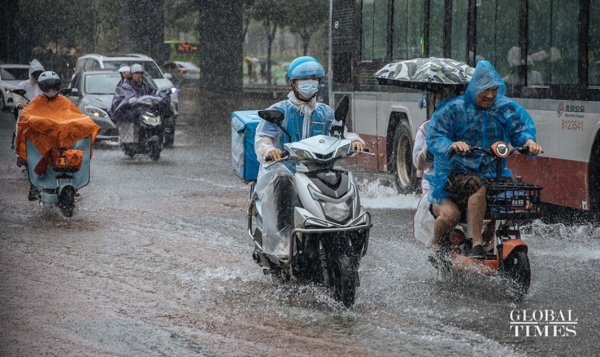 중국 기상당국은 전날부터 내린 폭우로 피해가 예상된다며 18일(현지시간) 오전 베이징에 오렌지색 경보를 발령했다. 사진=글로벌타임스