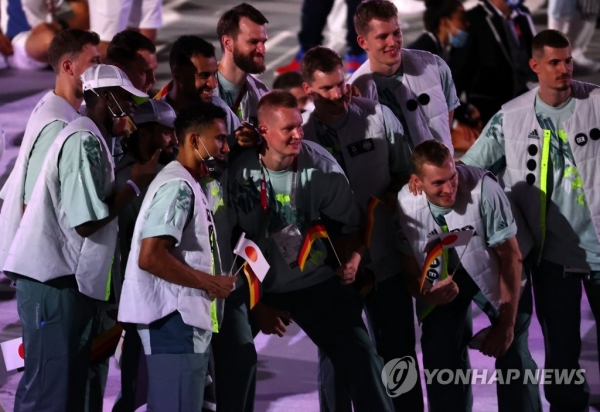 일본 도쿄 신주쿠 국립경기장에서 23일 밤 열린 도쿄올림픽 개회식에서 마스크를 쓰지 않은 독일 선수단이 기념촬영하는 모습이다. 사진=연합