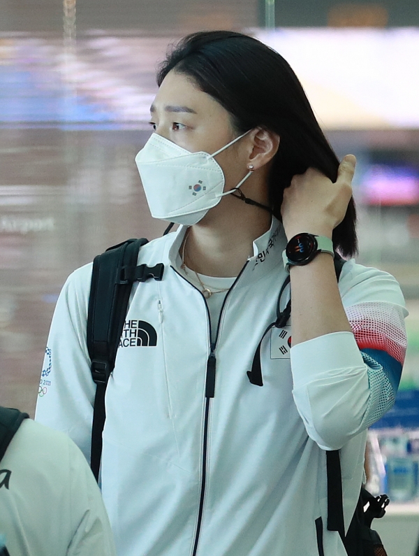 지난 20일 도쿄올림픽에 출전하기 위해 인천공항에 출국하던 김연경 선수가 공식 출시 전인 갤럭시워치4를 착용하고 있다. 사진=연합뉴스