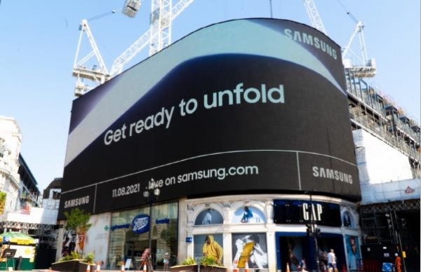 삼성전자는 전 세계 주요 랜드마크에서 다음 달 11일 열리는 '갤럭시 언팩(공개) 2021' 옥외광고를 통해 홍보 효과를 높이고 있다. 영국 피카딜리 서커스 언팩 광고. 사진제공=삼성전자