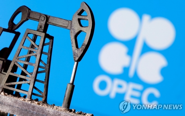 석유수출국기구(OPEC)와 러시아 등 비(非)OPEC 주요 산유국들의 협의체인 'OPEC 플러스'(OPEC+)는 석유장관 회의를 열고 매달 하루 40만 배럴씩 증산하기로 한 계획을 다음 달에도 유지하기로 합의했다. 사진=로이터/연합