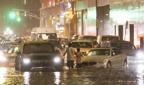 미국 뉴욕주(州) 뉴욕시(市) 퀸즈 자치구에 지난 1일(현지시간) 허리케인 아이다가 몰고 온 폭우로 인해 도로가 침수됐다. 사진=EPA/연합