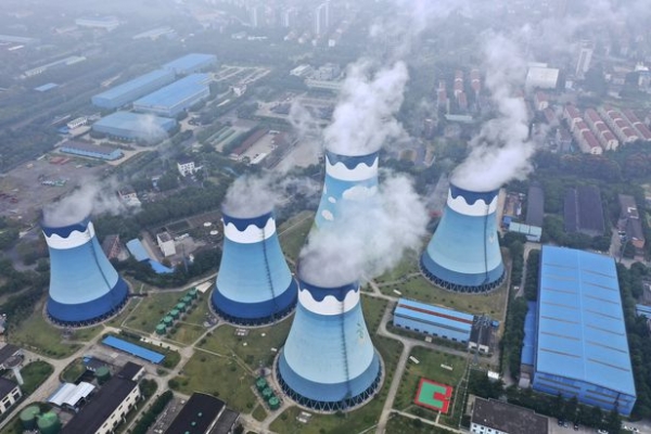 중국 장쑤성에 위치한 화력발전소에서 증기를 내뿜고 있다. /사진 l AP=연합뉴스