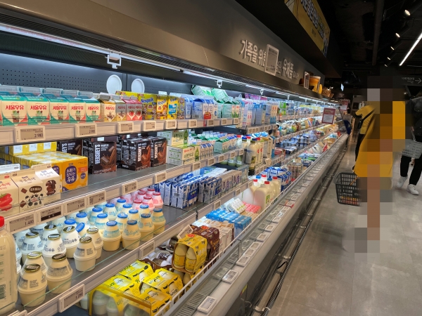 지난 1일 이마트 신촌점에서 한 고객이 우유 및 유제품 코너를 바라보고 있다. 사진=김리현 기자