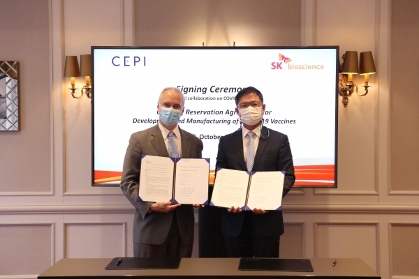 SK바이오사이언스 안재용 사장(오른쪽)과 CEPI 리처드 해치트 CEO가 안동L하우스 시설사용계약을 체결했다.