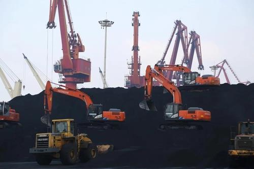 중국 동부의 무역업계 소식통을 인용, 항만에 보관했던 호주산 석탄 일부가 지난달 말부터 풀리기 시작했다고 로이터통신이 6일 보도했다. 사진=로이터