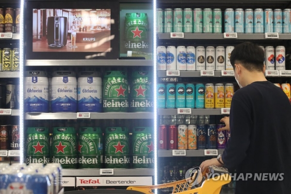 서울의 한 대형마트에서 수제 맥주를 고르고 있는 모습. 사진=연합뉴스