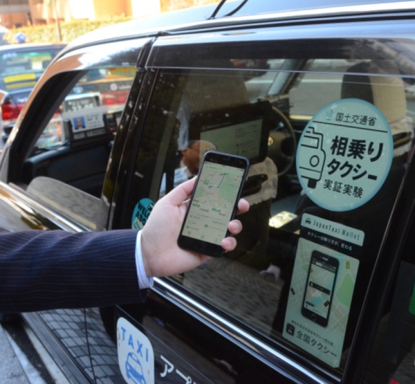 일본 국토교통성은 합승택시 호출 전용 앱(애플리케이션)을 활용해 같은 방향으로 가는 사람이 택시를 함께 이용하는 것을 11월부터 전국에서 허용하는 새 제도를 시행한다고 29일 발표했다. 사진=아사히