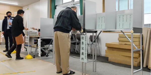 일본의 18세 이상 1억 562만 유권자들이 이달 초 출범한 기시다 후미오(岸田文雄) 내각을 심판하는 제49회 중의원(국회 하원) 선거 투표가 31일 시작됐다. 사진=닛케이