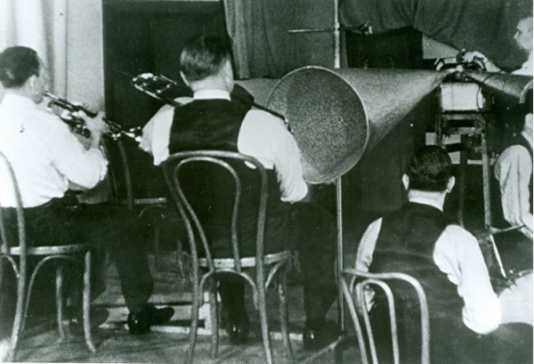 20세기 초반 초창기 재즈 녹음 장면. 출처=NOLA홈페이지 캡처
