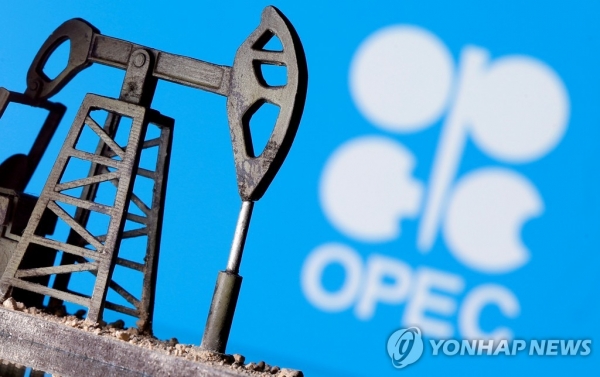 OPEC+는 4일(현지시간) 열린 석유장관 회의에서 매달 하루 40만 배럴씩 증산 계획을 다음 달에도 유지하기로 합의했다. 사진=로이터/연합