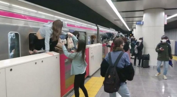 도쿄 케이오선 열차내에서 지난달 31일 묻지마 범죄현장 당시모습. 현장에서 빠져나오려는 승객들이 창문을 넘어 도망치고 있다. 사진=NHK뉴스화면 캡처.