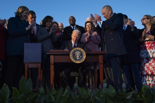 바이든 대통령은 15일(현지시간)  백악관 야외 잔디밭에서 여야 인사들이 참석한 가운데 성대하게 열린 행사에서 1조 2000억 달러(약 1415조 원·신규 예산 기준 5500억 달러)의 예산을 담은 법안에 서명했다. 사진=AP/연합