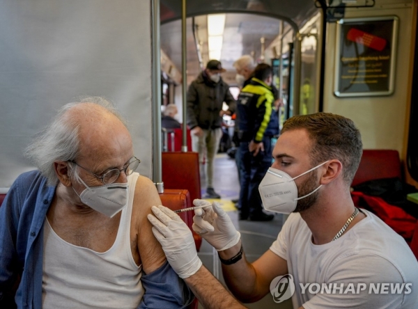 독일 프랑크푸르트 중심부에 있는 일명 '백신 특급' 트램 안에서 85세 노인이 신종 코로나바이러스 감염증(코로나19) 백신 추가접종(부스터샷)을 하고 있다. 사진=AP/연합