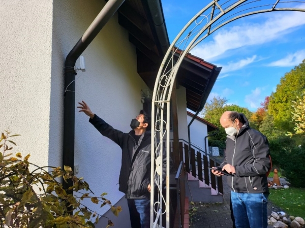 SK와 도이치텔레콤의 합작회사 테크메이커(Techmaker)의 엔지니어들이 독일 바이에른 주 뉘른베르크 도시에 위치한 홈오피스 건물에 자체 개발한 ‘실내 5G 중계기(Indoor Booster 5G)’를 설치하고 있다.