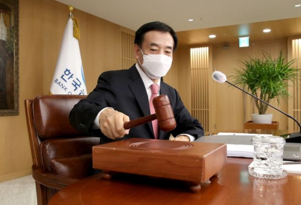 이주열 한국은행 총재가 25일 진행된 금통위에서 기준금리를 1%로 인상한다고 밝혔다. 사진=연합뉴스