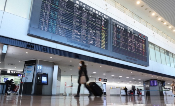 일본 마쓰노(松野) 관방장관은 30일 오후 기자회견을 통해 지난 28일 아프리카 나미비아에서 나리타(成田)공항을 통해 입국한 30대 남성이 오미크론에 감염된 사실을 확인했다고 밝혔다. 사진=마이니치