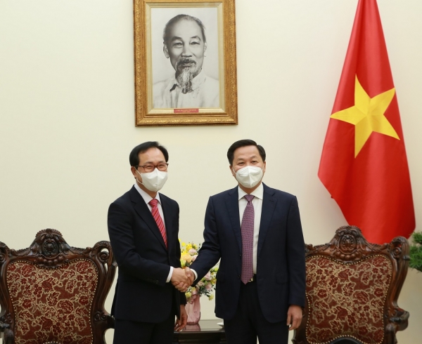 레민카이 베트남 부총리(오른쪽)가 6일 하노이 정부청사에서 최주호 삼성비엣남 사장을 접견하고 있다./사진출처=VGP