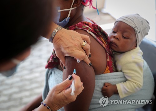 코로나19가 2년째 전 세계를 휩쓴 가운데 남아프리카공화국 시민이 오미크론 변이에 맞서 백신을 접종하는 있다. 사진=로이터/ 연합