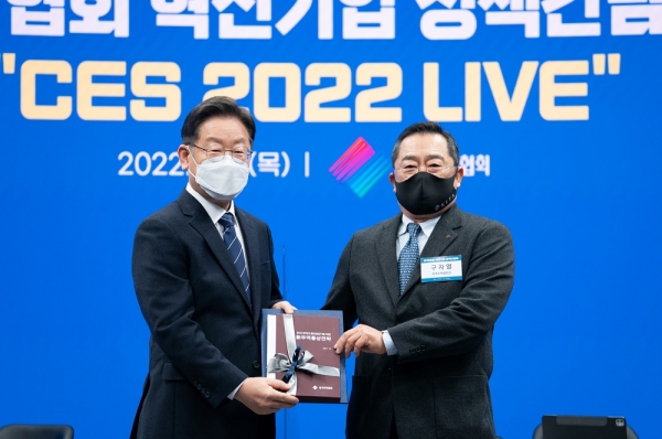 무역협회 구자열 회장(오른쪽)은 이재명 후보에게 차기 정부가 추진해야 할 무역정책의 비전과 전략을 담은 ‘한국 무역의 RESET을 위한 新무역통상전략’ 정책제언집을 전달했다.