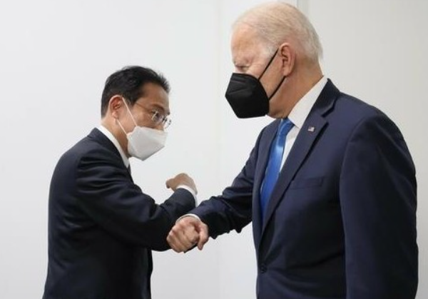 기시다 후미오 일본 총리가 작년 11월 2일 제26차 유엔기후변화협약 당사국총회(CP26)가 열리는 영국 글래스고에서 조 바이든 미국 대통령을 만나 팔꿈치 인사를 했다. 사진=기시다 총리 트위터