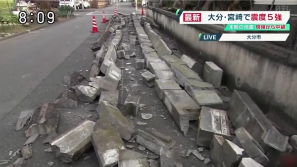 22일, 오이타시에 있는 한 민가에 약 20m 길이의 담벼락이 무너진 장면을 보도하고 있는 니혼TV의 정보 방송 ‘웨이크업’. 사진=니혼TV화면 캡처.