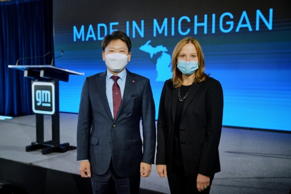 LG에너지솔루션 자동차전지사업부장 김동명 부사장(왼쪽)이 그레천 휘트머 미시간 주지사와 GM 제3 합작공장 투자를 논의했다.