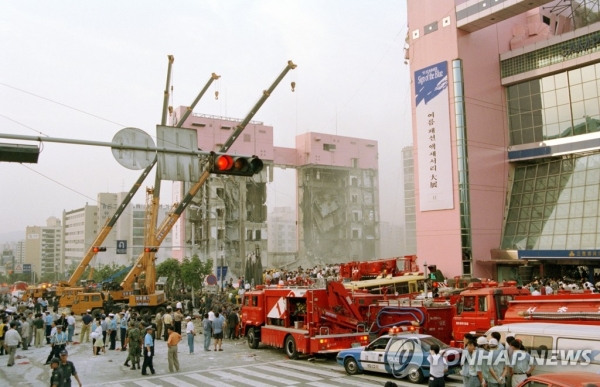 사고당일인 1995년 6월 29일, 삼품백화점 5층 건물 중앙부분이 무너져 내려 앉아 양쪽 건물벽만 처참한 몰골로 우뚝서있다. 사진=연합뉴스
