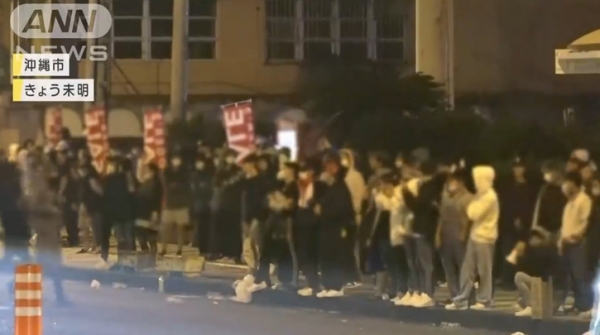 28일, 경찰서 주변에 약 300명의 젊은이들이 모여든 모습을 보도하고 있는 TV아사히의 정보 방송 ‘슈퍼J채널’. 사진=TV아사히화면 캡처.