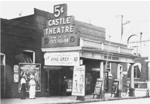 니켈로디언 시대 당시의 흔히 볼 수 있었던 니켈로디언 극장, 1904년 경 촬영. 사진출처=pantagraph 홈페이지 캡처