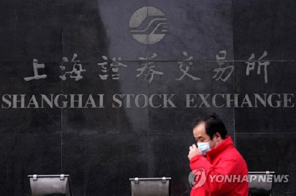 중국의 금융시장이 크게 휘청이면서 글로벌 증시 투자자들의 우려를 확산시키고 있다. 사진=연합뉴스