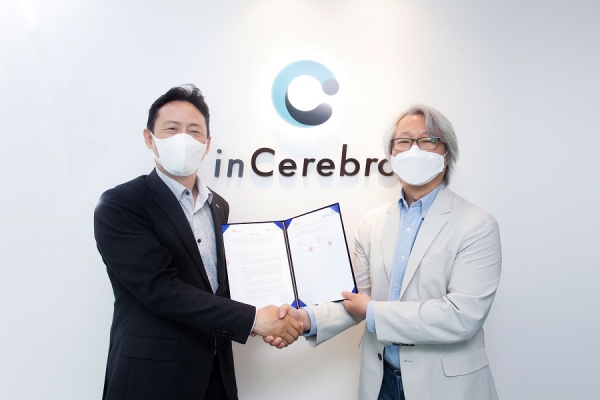 SK케미칼 김정훈 연구개발센터장(왼쪽)과 인세리브로 조은성 대표가 신약개발 협약을 체결했다.