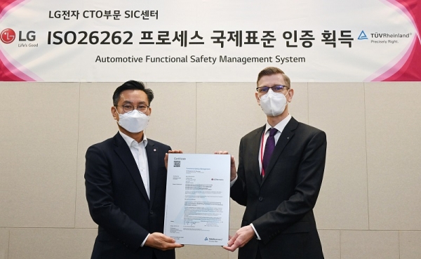 LG전자 SIC센터장 김진경 상무(왼쪽)가 TUV 라인란드 코리아 프랭크 주트너 대표로부터 차량용 반도체 개발 프로세스에 대한 ‘ISO 26262’ 인증을 받았다.