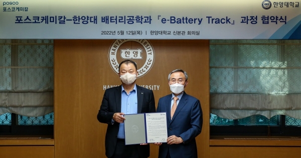 포스코케미칼 민경준 사장(왼쪽)과 한양대 김우승 총장이 ‘e-Battery Track 협약’을 체결했다.