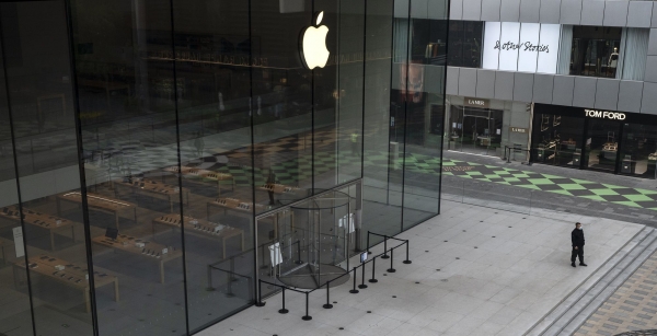 중국 베이징(北京)의 한 애플스토어 문을 닫았다. 중국의 봉쇄로 애플은 40억 달러에서 80억 달러의 매출 손실을 입을 전망이다. 사진=게티이미지